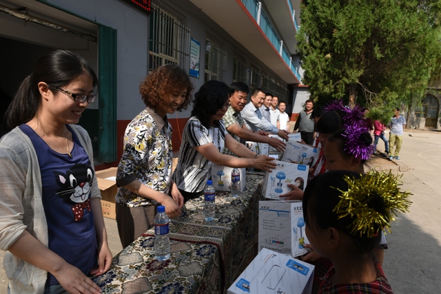 汇华六一发放礼品.JPG