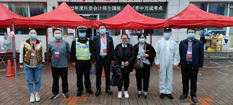 风雨中的坚守1.png